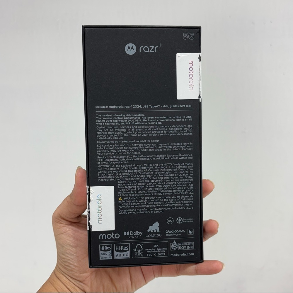 motorola razr 2024 USB Type-C XT2451-2
12+256GB Midnight Blue foldable phone - Picture 12 of 17